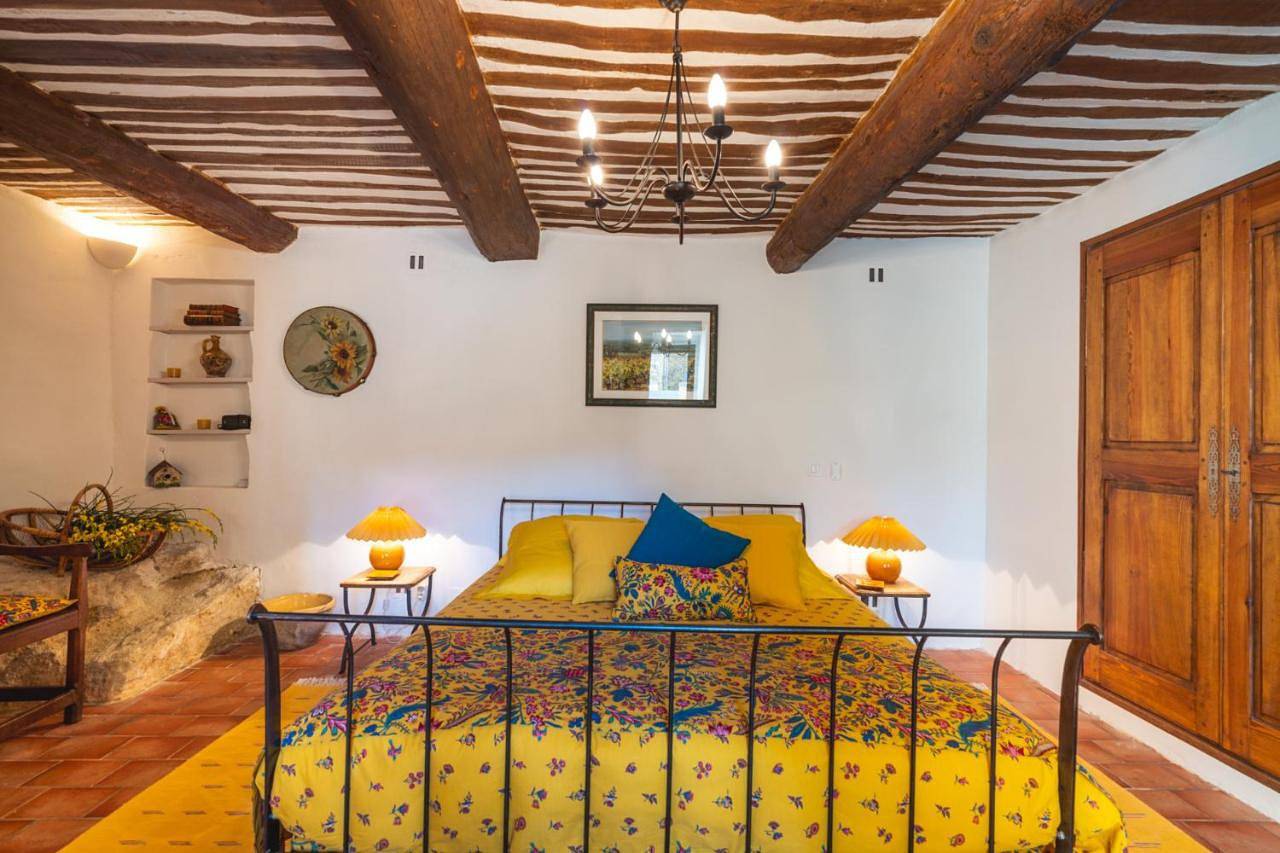 Queen Room with Garden View in Vaugines, Parc naturel régional du Luberon