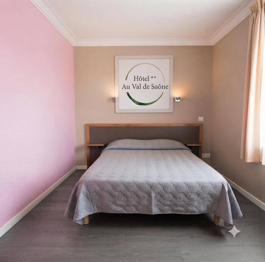 Hôtel Au Val De Saône Parking Gratuit in Sathonay-Camp, Lyon et ses environs