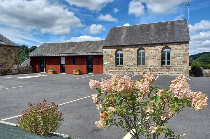 Gîte pour 15 personnes, avec terrasse à Lonlay-l'Abbaye