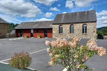Gîte pour 15 personnes, avec terrasse à Lonlay-l'Abbaye