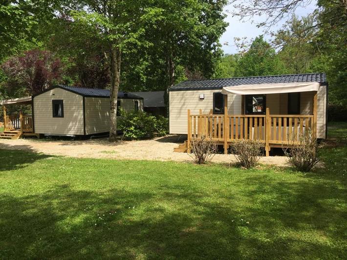 Camping pour 4 personnes, avec jardin ainsi que piscine et vue