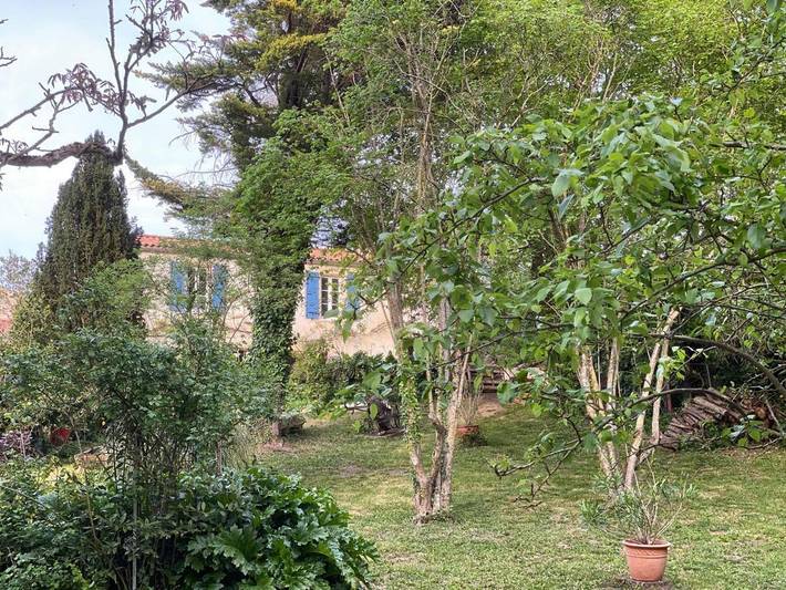 Location de vacances pour 8 personnes, avec Terrasse ainsi que Jardin et Vue à Curzon (homonymie)
