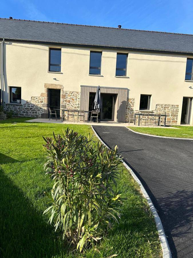 Location de vacances pour 12 personnes, avec Terrasse et Vue à Irodouër