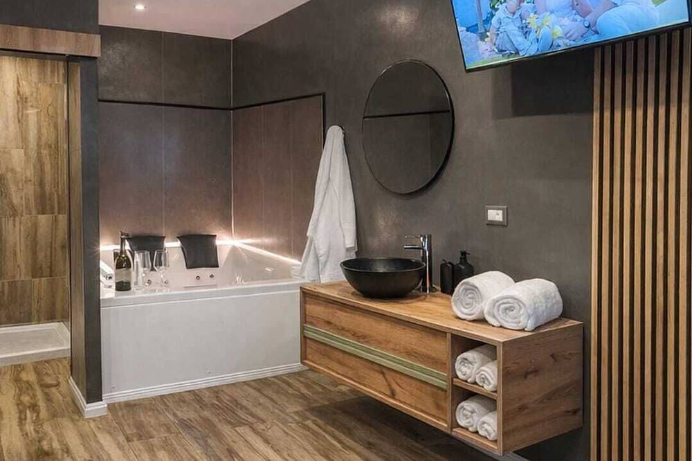 Suite Doppia King con Vasca Idromassaggio in Trento, Dolomiti di Fiemme