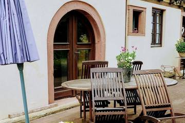 Gîte pour 4 personnes, avec terrasse ainsi que jacuzzi et jardin à Langensoultzbach
