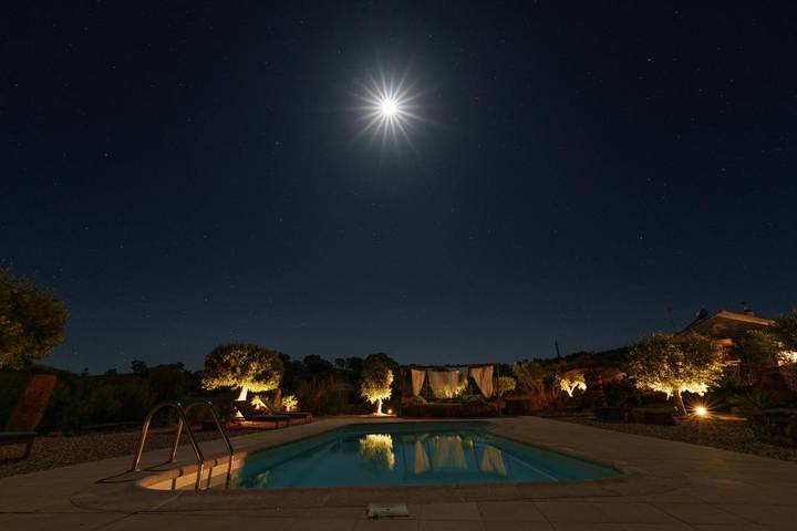 Location de vacances pour 4 personnes, avec piscine et vue ainsi que vue sur le lac et jardin dans Almodôvar