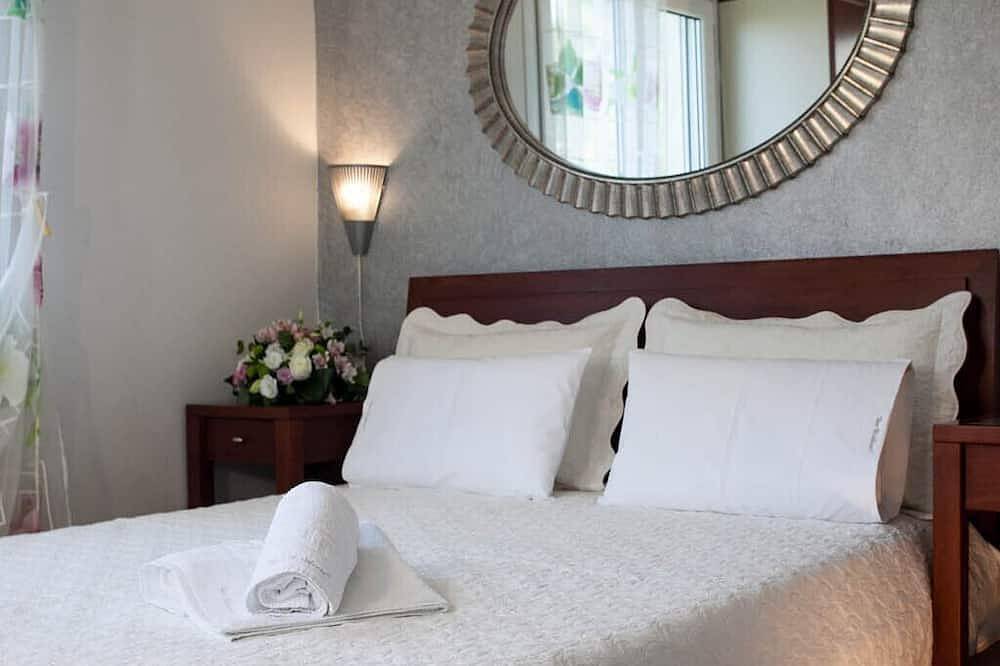Entire apartment, Villa between pine forest and golden beach by the sea! in Polychrono, Cassandra