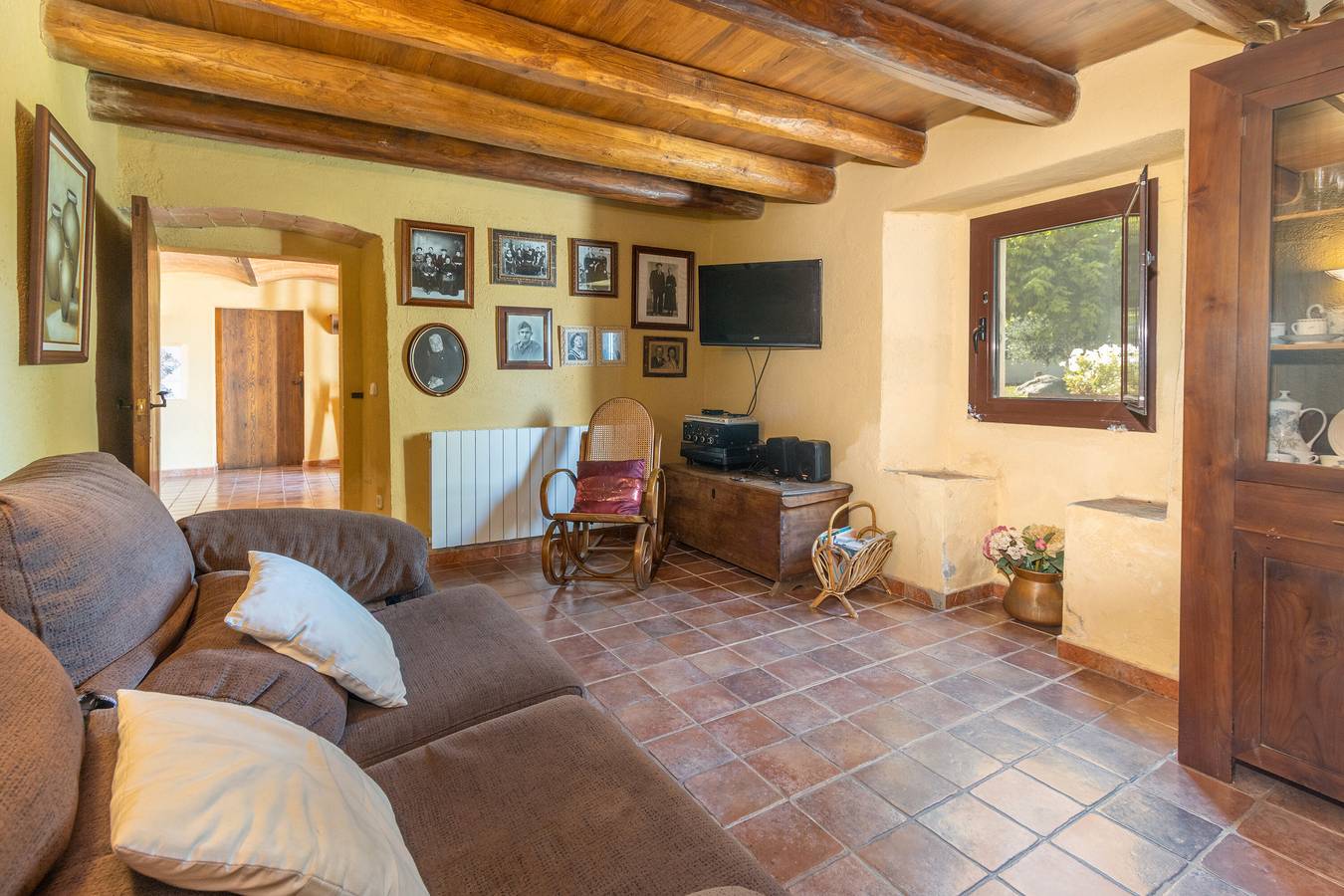 Geheel appartement, Appartement 'Simon' met uitzicht op de bergen, privézwembad en Wi-Fi in Vilobí d'Onyar, Girona Provincie