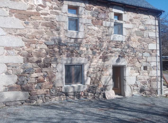 Gîte pour 6 personnes, avec terrasse ainsi que jardin et piscine