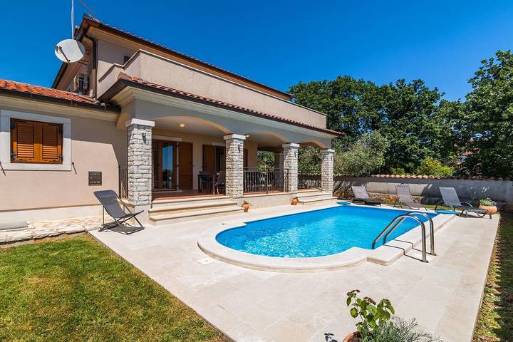 Ferienhaus für 8 Personen, mit Pool und Garten, mit Haustier