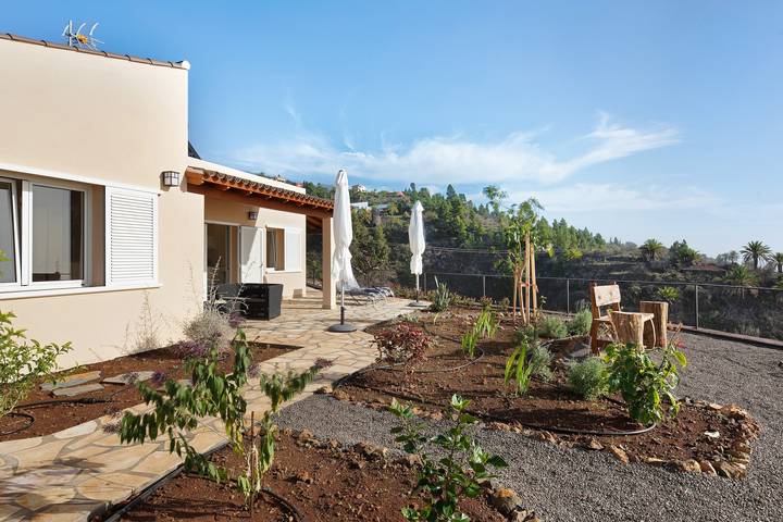 Vacation Home "Casa Inti" with Sea View, Private Garden & Wi-Fi in Tijarafe, La Palma North