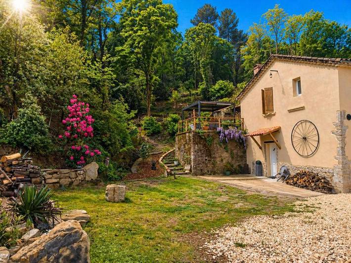 Location de vacances pour 9 personnes, avec Balcon et Jacuzzi ainsi que Terrasse et Jardin à La Vernarède
