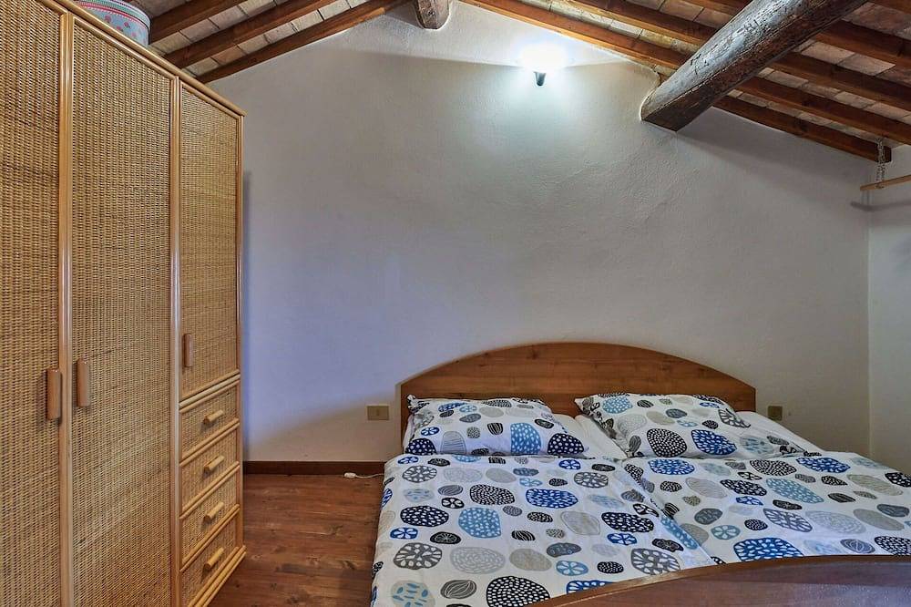 Gemütliche Wohnung in einem Ferienhaus für 8 Gäste mit  W-Lan, Tv und Innenhof in Caprino Veronese, Gardasee-Berge