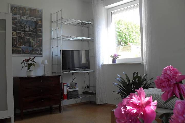 Ganze Wohnung, Ruhige Nichtraucher-Ferienwohnung mit schönem Garten in Freiburg-Gundelfingen in Gundelfingen, Südschwarzwald