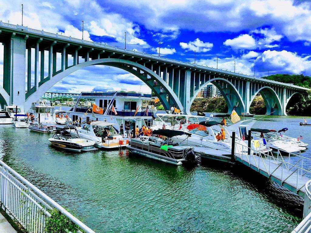 Wunderschönes 70 'Hausboot mit Partydeck auf dem Dach. Dt Knox zu Fuß erreichbar in Knoxville, Knox County (TN)