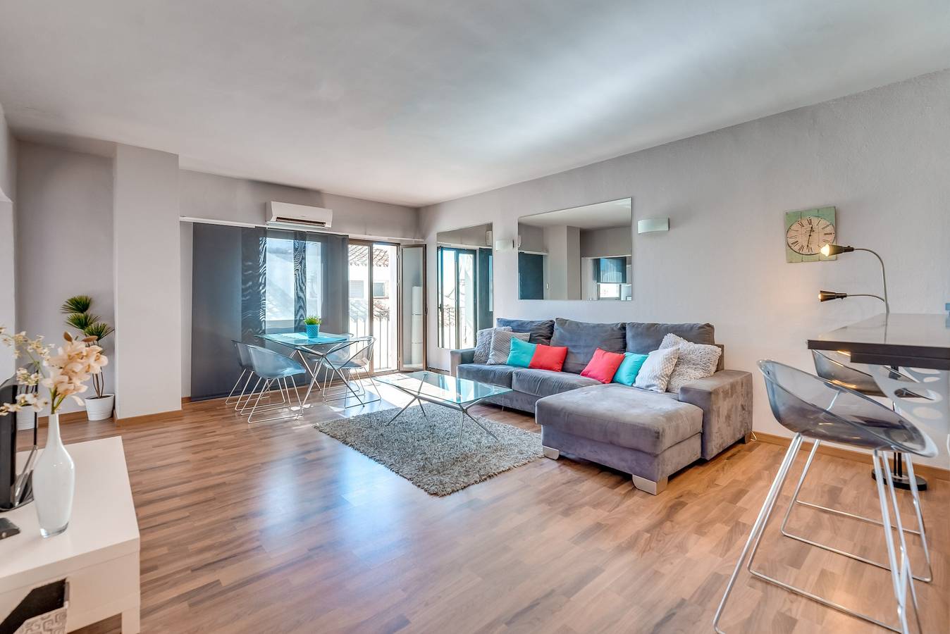 Appartement entier, Appartement 'Chic Designer' avec vue sur mer, Wi-Fi et climatisation in Marbella West, Marbella