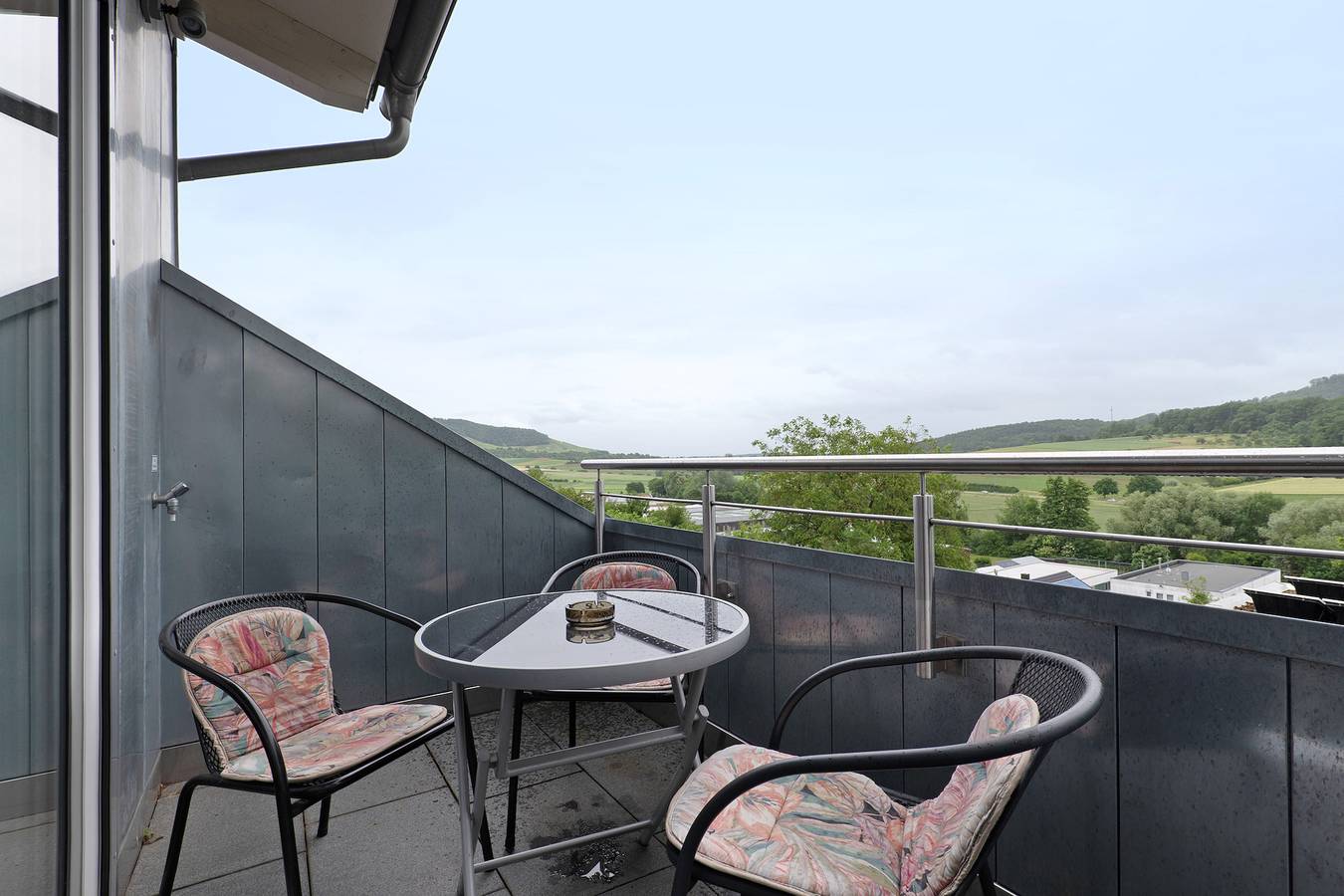 Ganze Wohnung, Ferienwohnung 'Riesling' mit Küchenzeile, Balkon und Wi-Fi in Vaihingen an der Enz, Kraichgau