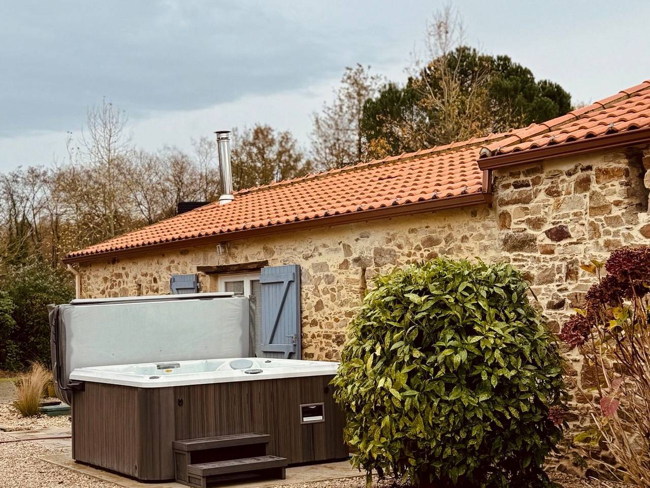 Gîte charmant entre Nantes et la mer avec jacuzzi, jardin et vélos in Port-Saint-Père, Région de Nantes