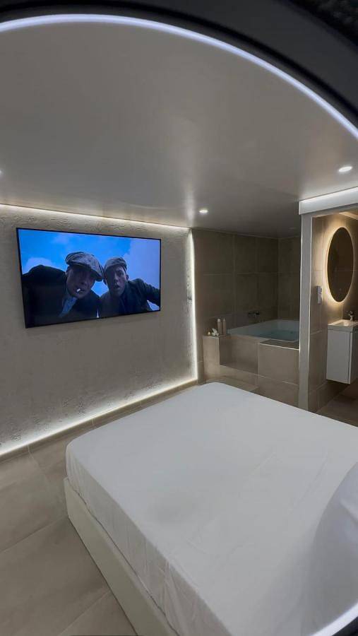 Gîte pour 2 personnes, avec jacuzzi et piscine ainsi que terrasse et sauna à Bonneuil-sur-Marne