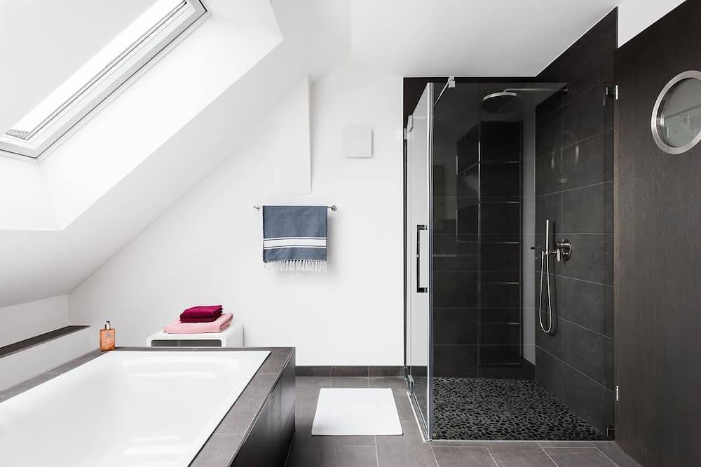 Ganze Wohnung, Künstlerdorf Holzhausen/Ammersee, 5***** - Bezaubernde, großzügige Ferienwohnung in Utting, Ammersee