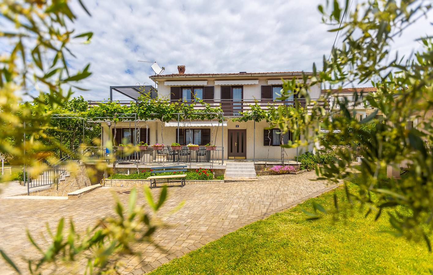 Ganze Ferienwohnung, Gemütliche Ferienwohnung mit Terrasse, WLAN und 2 km zum Strand in Malinska-Dubašnica, Krk
