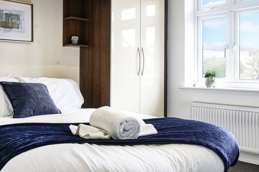 Prv-Parking | Jacuzzi Bath | Families / Groups | in Elstree and Borehamwood, Hertfordshire