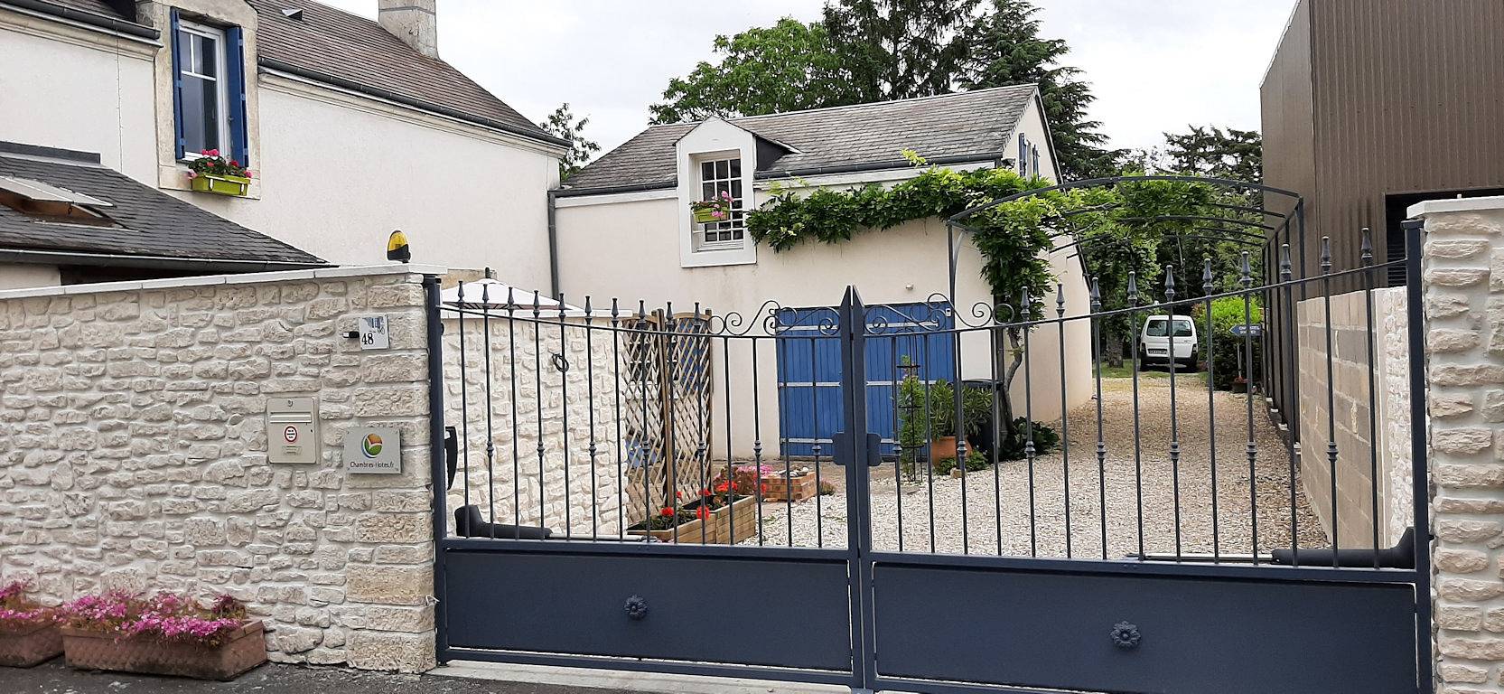 Les Volets Bleus : chambres d'hôtes - Chambre Galet in Châteauroux, Région de Châteauroux