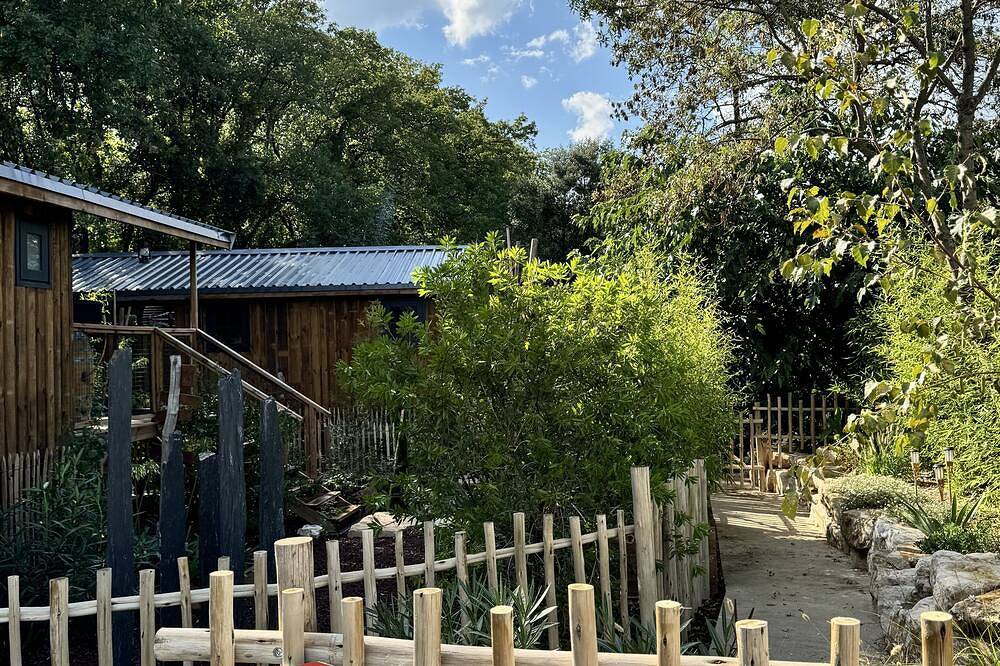Wooden cabins surrounded by nature, in the south of France. in Clermont-l'Hérault, Región de Lodève