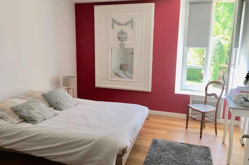 Entire apartment, Gite / apartment in castle outbuildings in Commes, Bayeux region