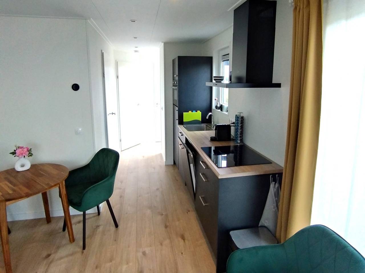 Modernes chalet für 4 Personen mit Veranda und Klimaanlage in Blokzijl in Blokzijl, Nationalpark Weerribben-Wieden