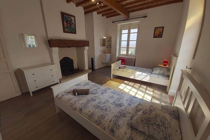 7 Bedroom hill top Manoir; pool, bar & pizza oven, sleeps 18, 2 hectare grounds in Lagarrigue, Quercy