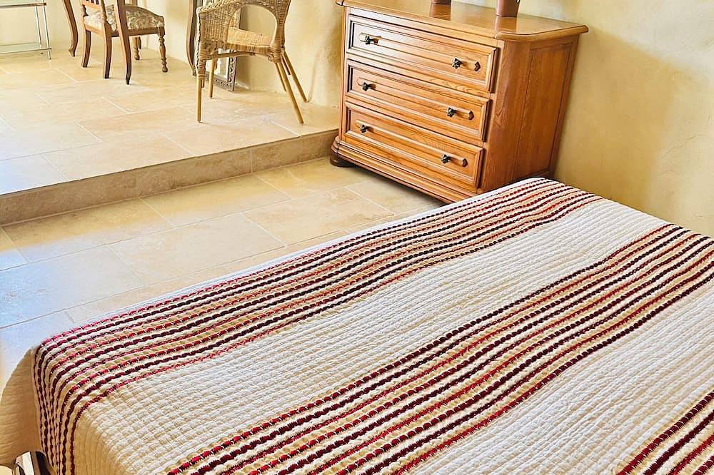 Charming stone house on the borders of Provence and moments from Uzes in Saint-Hippolyte-de-Montaigu, Nimes und Umgebung