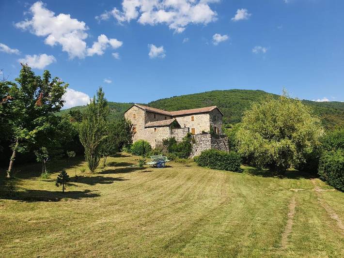 Location de vacances pour 12 personnes, avec vue ainsi que jardin et piscine, animaux acceptés à Aujac - 3