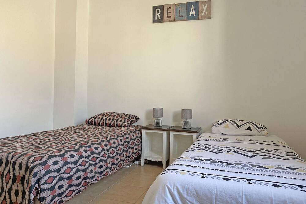 Entire apartment, Vacation rental house with pool Mouries in Mouriès, Arles region