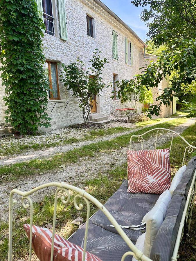 Gîte pour 6 personnes, avec vue ainsi que jardin et terrasse, animaux acceptés à Forcalquier - 3