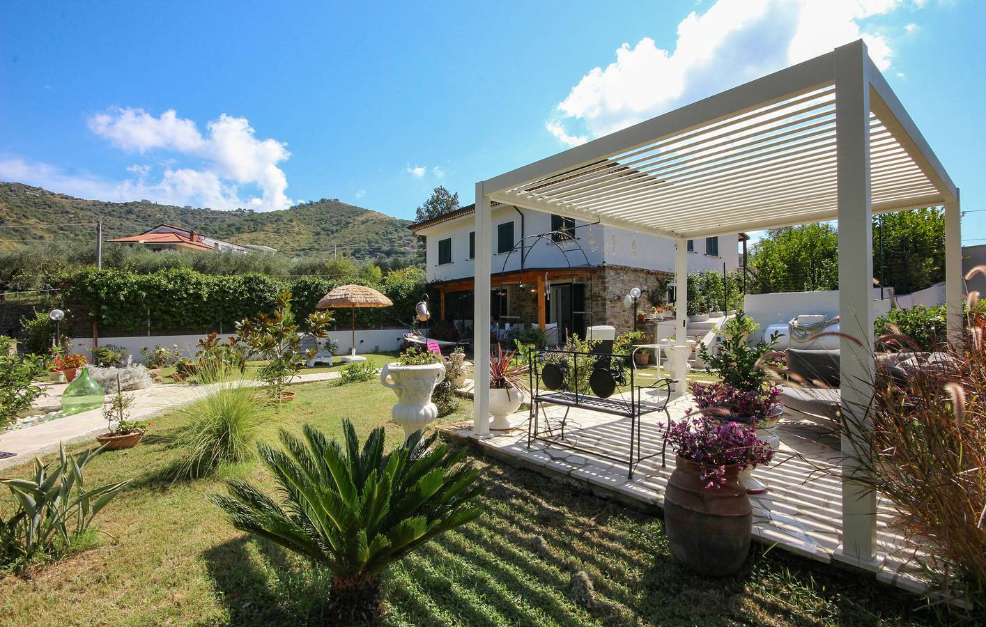 Entire holiday apartment, Cozy Beachside Apartment with Pool and Parking in Castellabate, Cilento
