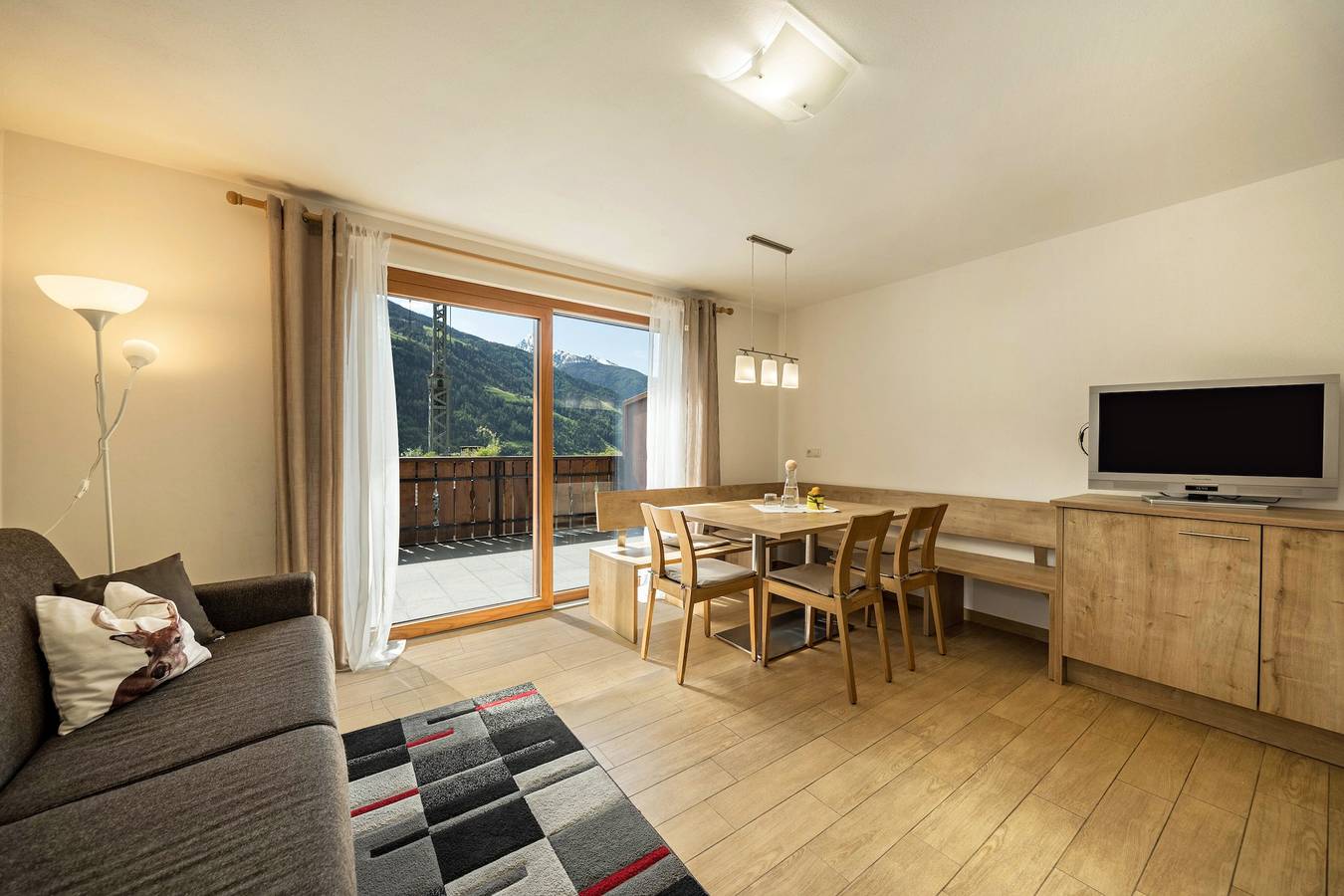 Appartamento intero, Appartamento "Pfandlerhof Rot" con vista sulle montagne, Wi-Fi, balcone e giardino in San Martino in Passiria, Val Passiria