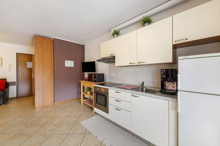 Entire studio, Studio 'Como's Lake Mountains Beb' with Mountain View, Private Terrace & Wi-Fi in Cremeno, Comune di Cremeno
