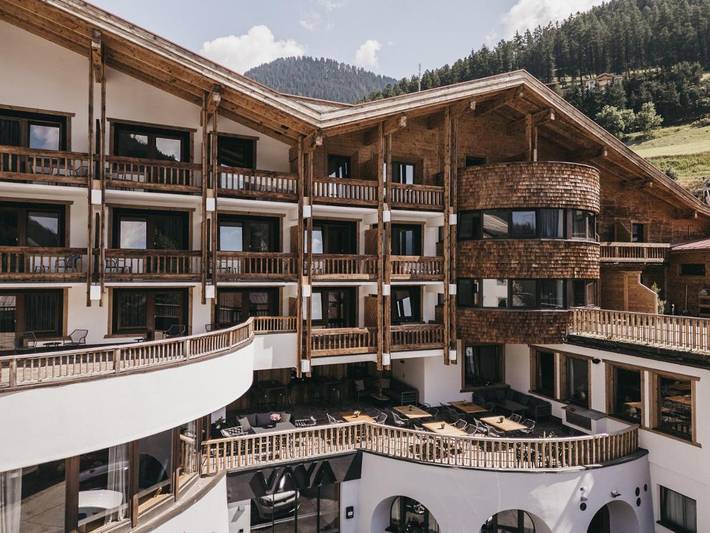 Hôtel pour 2 personnes, avec terrasse et piscine ainsi que vue et sauna
