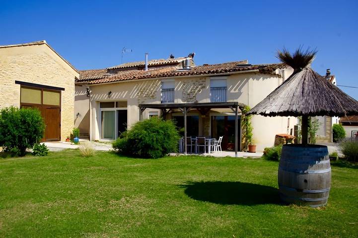 Gîte pour 14 personnes, avec terrasse ainsi que jardin et piscine dans l' Aude - 3