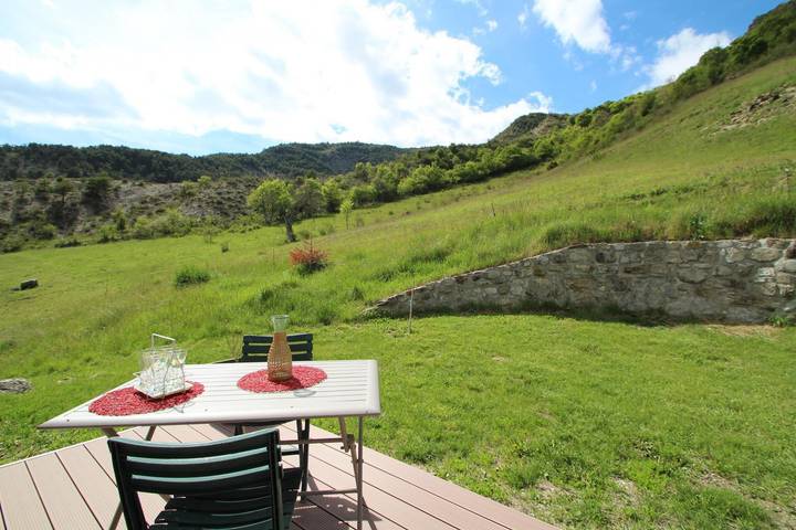 Gîte pour 2 personnes, avec piscine et jardin dans Hautes-Alpe