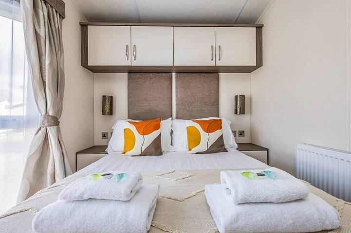 Charming Chalet at Lakeside Park - Pass the Keys in West Sussex