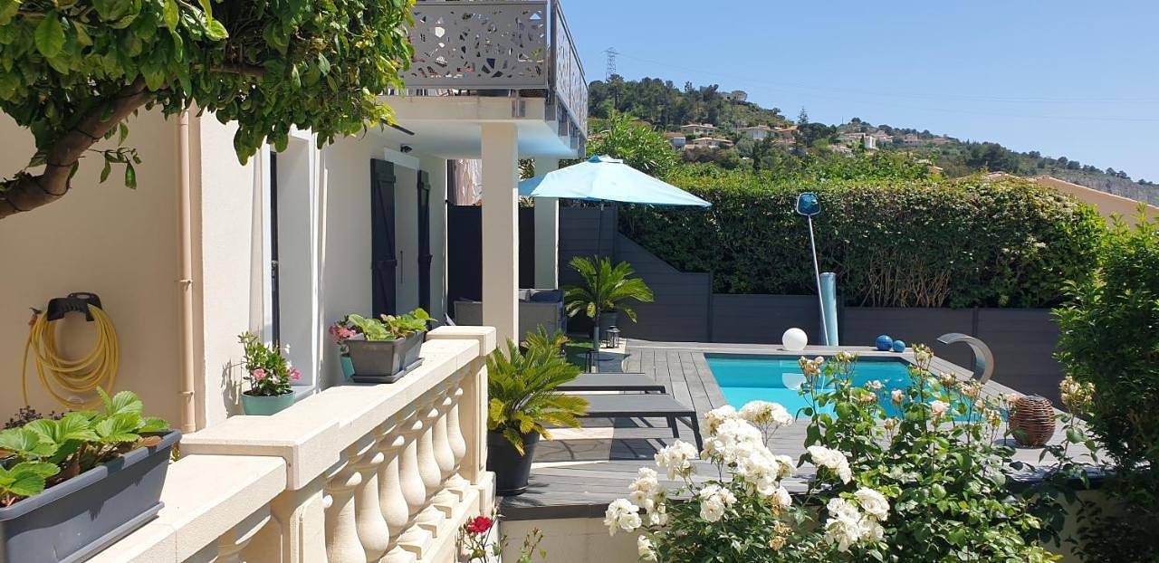 Appartement entier, Studio with Pool View in La Turbie, Côte méditerranéenne (France)