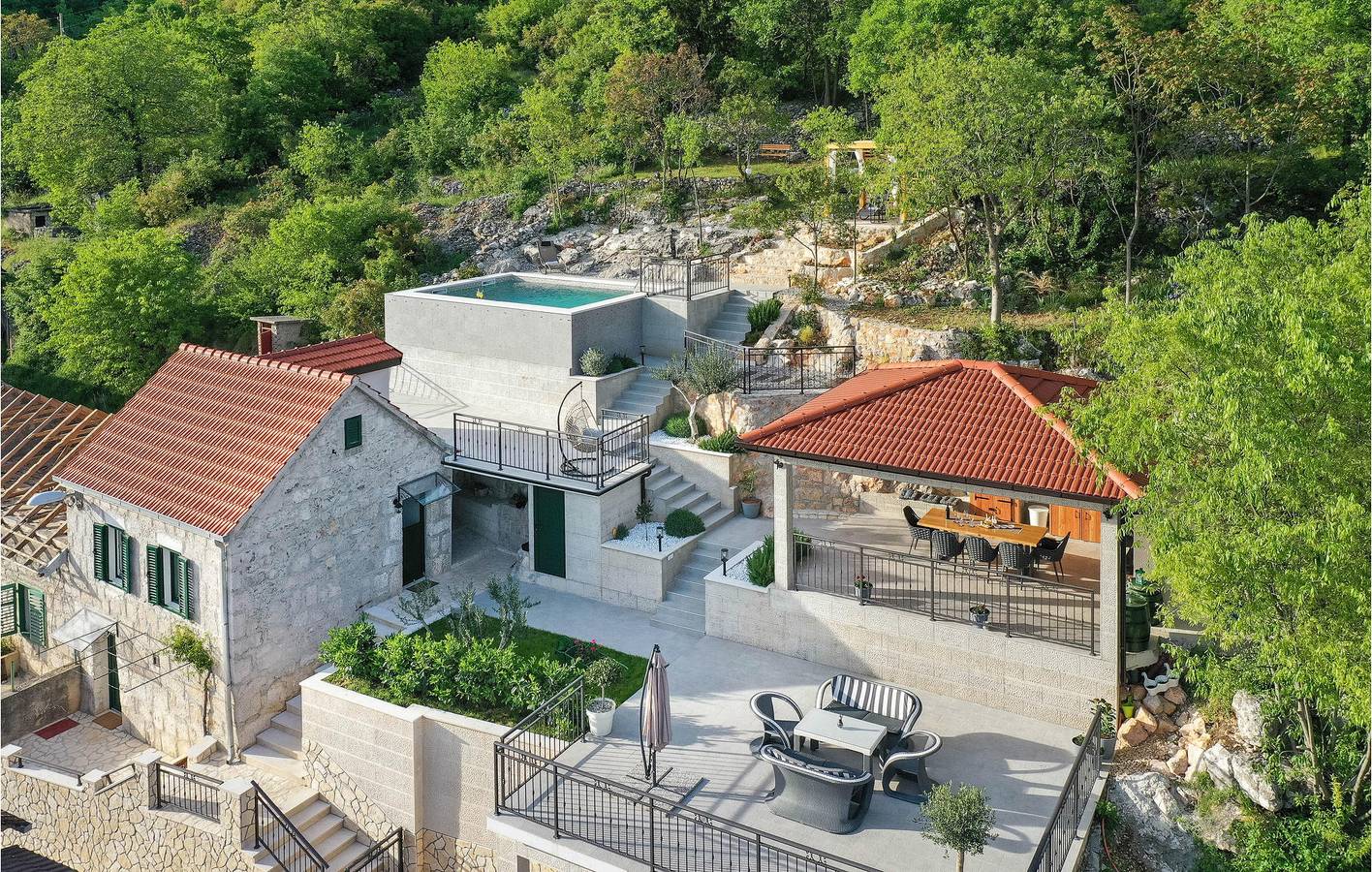 Modernes Apartment mit Pool, Terrasse und WLAN, in der Nähe von Fluss und See in Makarska Riviera