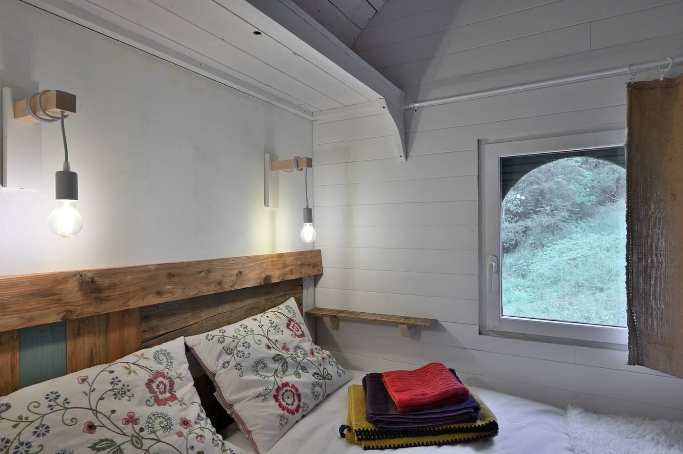 Ganze Ferienwohnung, Tiny Home 'Roulotte Appoline' mit Bergblick, privater Terrasse und eigenem Garten in Arrien-en-Bethmale, Parc naturel régional des Pyrénées ariégeoises
