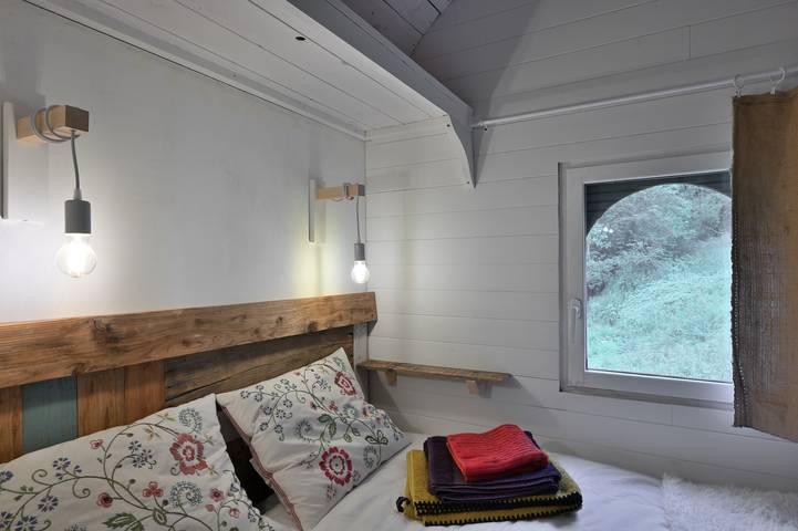 Ganze Ferienwohnung, Tiny Home 'Roulotte Appoline' mit Bergblick, privater Terrasse und eigenem Garten in Arrien-en-Bethmale, Parc naturel régional des Pyrénées ariégeoises