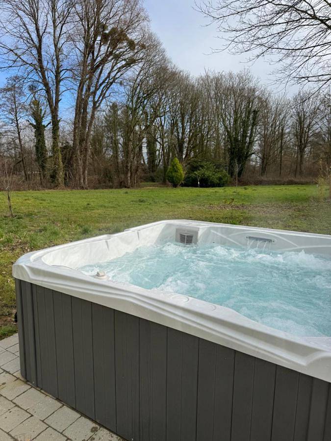 Location de vacances pour 12 personnes, avec jardin ainsi que jacuzzi et terrasse à Ponts-et-Marais - 2