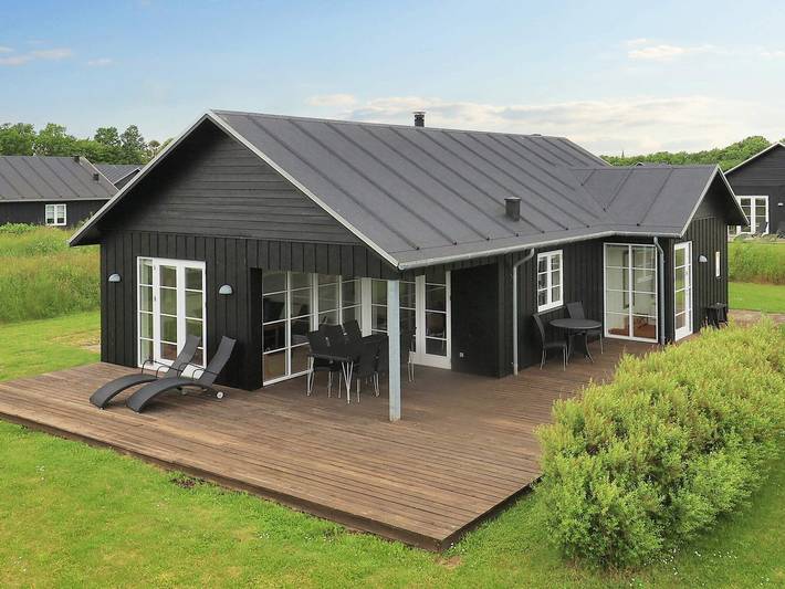 Ferieudlejning for 8 personer, med Terrasse og Have i Nysted