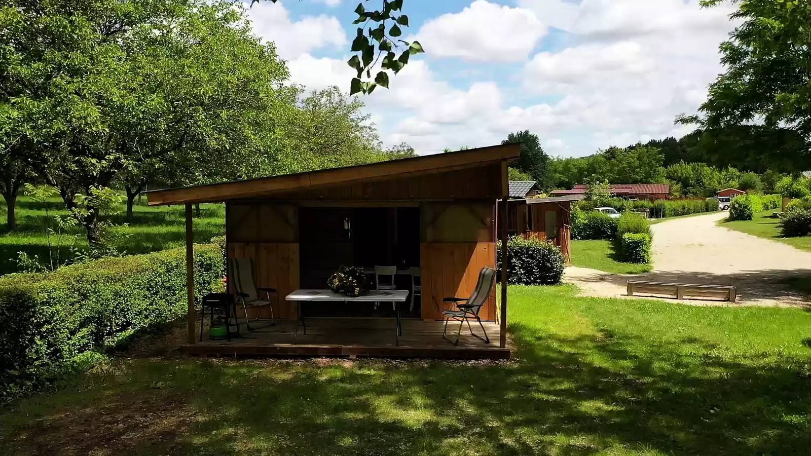 Locatif bois - terrasse couverte style chalet - Renove En 2024 5 à 6 personnes - 5 pers. inclus dans le tarif in Le Buisson-de-Cadouin, Périgord Noir