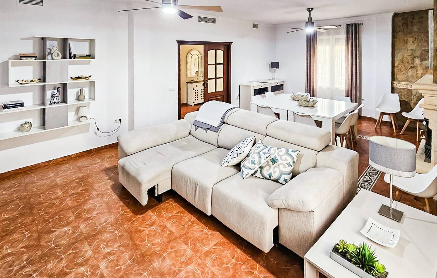 Acogedor apartamento con piscina, chimenea y aparcamiento, cerca de La Barca de Fran. in El Rinconcillo (La Carlota), La Carlota